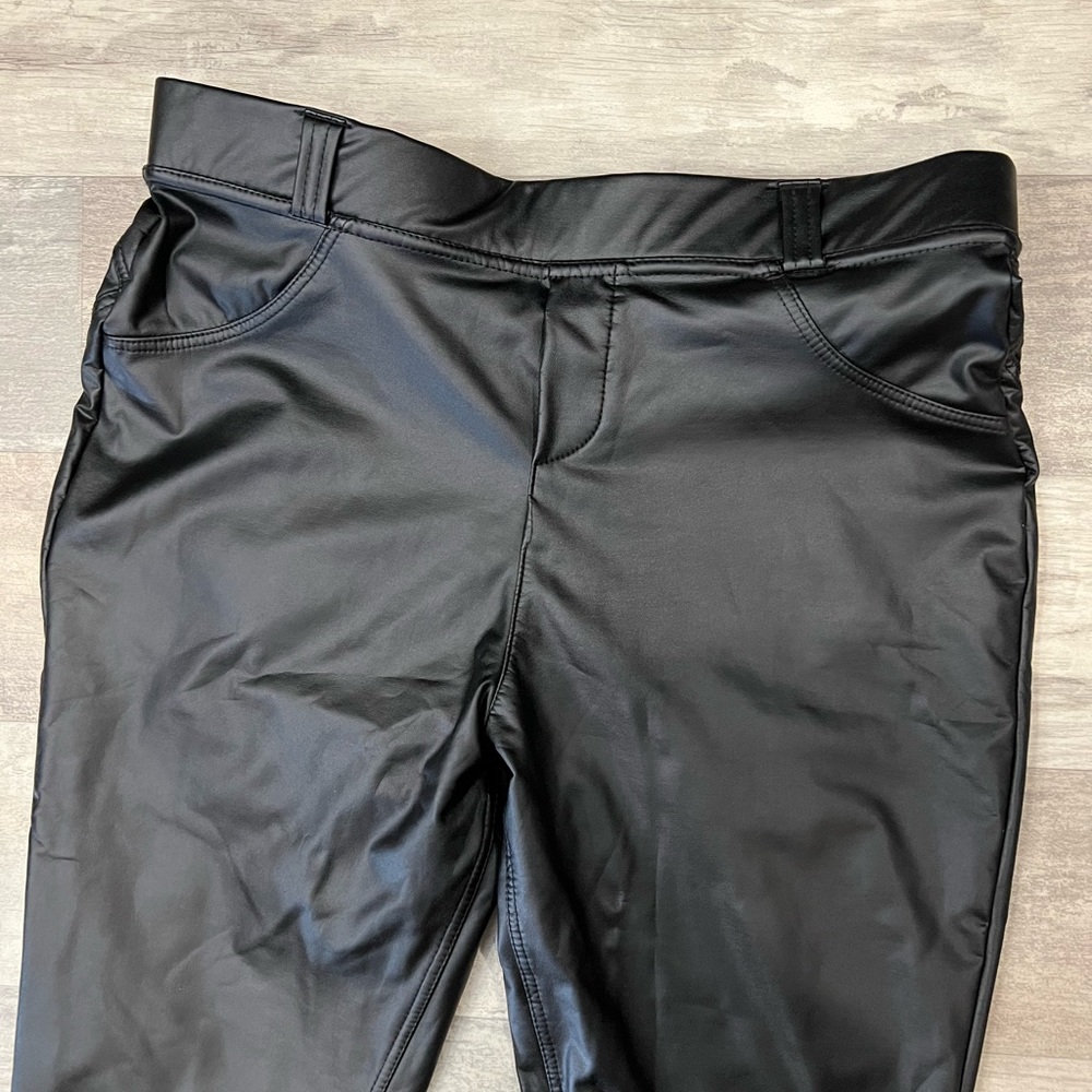 Feaux leather scrunch butt leggings